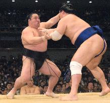 Chiyotaikai suffers 1st loss at spring sumo tourney